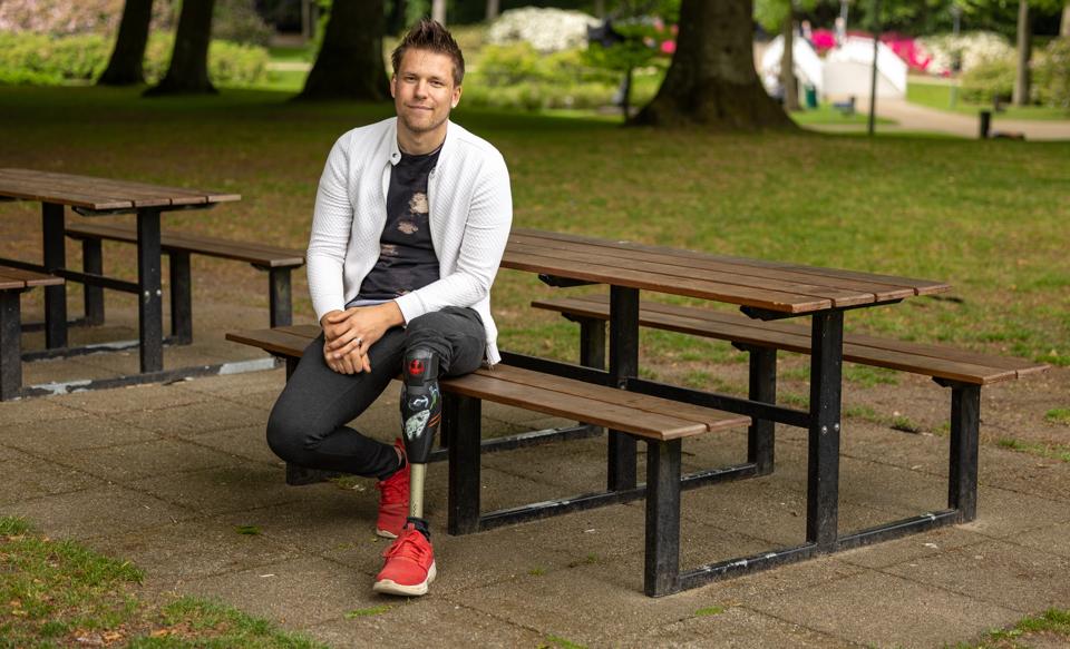 Mikkel Krogh Bistrup fik amputeret sit ben, da han blev ramt af en aggressiv kræftform. - Jeg har lært at leve med det, men jeg har mine dårlige dage, hvor jeg sætter mig ind foran computeren og holder alt andet ude, fortæller han. <i>Foto: Kim Dahl Hansen</i>