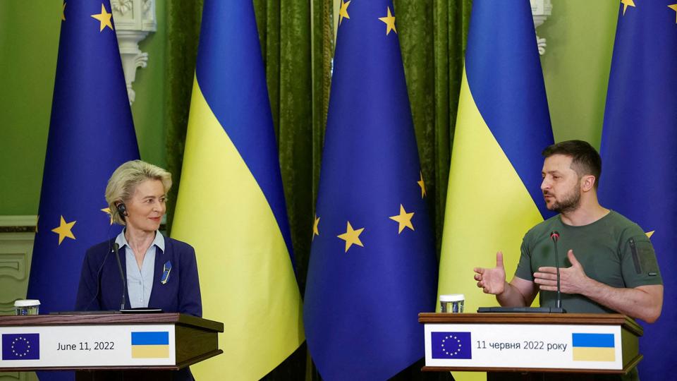 EU-Kommissionens formand, Ursula von der Leyen, er lørdag på besøg hos Ukraines præsident, Volodymyr Zelenskyj, for at tale om Ukraines ansøgning om at blive medlem af EU. <i>Valentyn Ogirenko/Reuters</i>