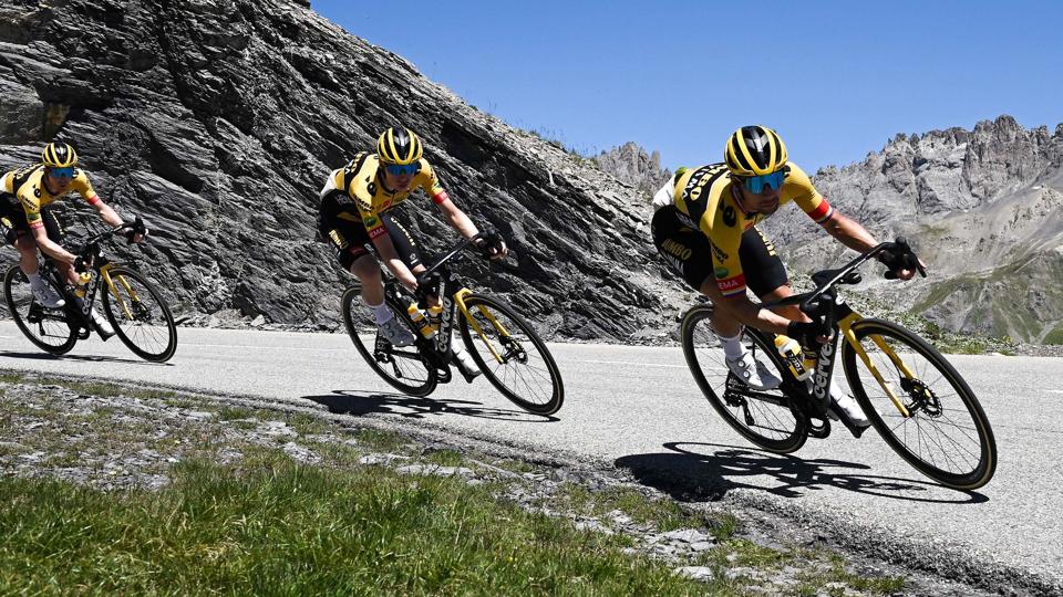 Jonas Vingegaard og Primoz Roglic var suverænt kørende på lørdagens etape af Critérium du Dauphiné. <i>Marco Bertorello/Ritzau Scanpix</i>