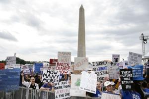 Titusinder demonstrerer i USA mod våbenvold