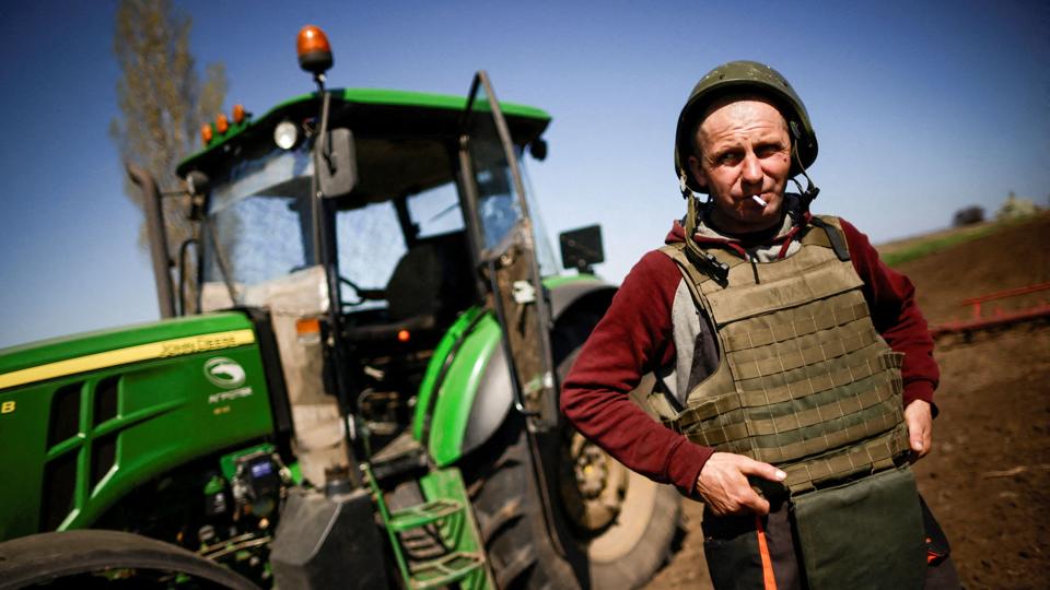 Ukrainske landmænd i Zaporizjzja måtte i længere tid iføre sig hjelm og skudsikker vest, når de gik på arbejde. (Arkivfoto). <i>Ueslei Marcelino/Reuters</i>