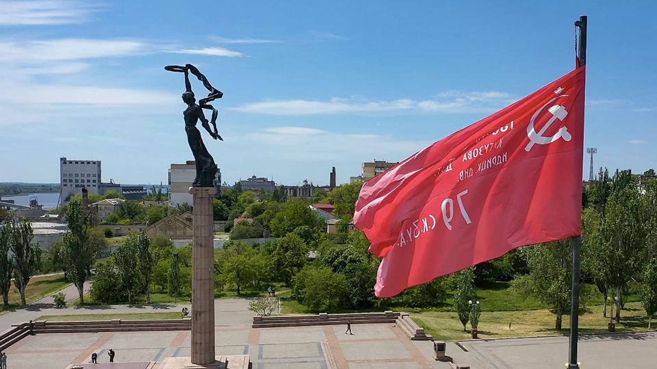 På billedet flages der med en replika af et gammelt sovjetisk sejrsbanner over et mindesmærke for Anden Verdenskrig i Kherson, som kom under russisk kontrol i begyndelsen af marts. (Arkivfoto). <i>Andrey Borodulin/Ritzau Scanpix</i>