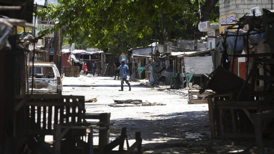 Haitis hovedstad, Port-au-Prince, kæmper med bandevold. I maj var flere gader i Port-au-Prince barrikaderet, mens bander kæmpede om territorier i byen. <i>Odelyn Joseph/Ritzau Scanpix</i>