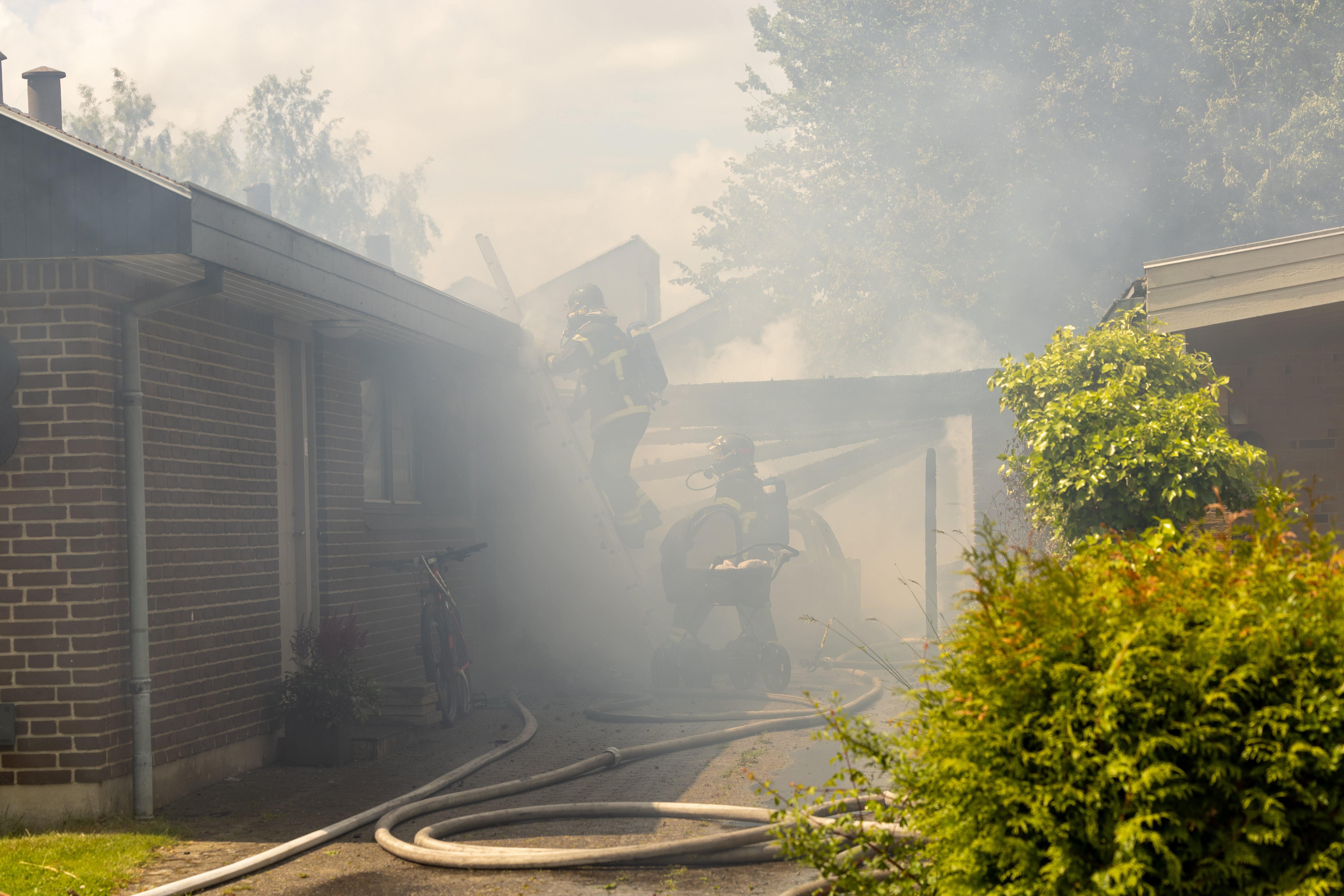 Kraftig brand i villa: Var ved at sprede sig til naboen