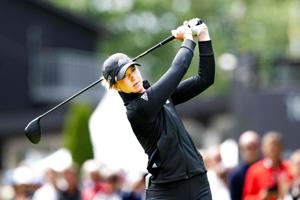 Suveræn svensk kvinde sætter mændene på plads i golfturnering