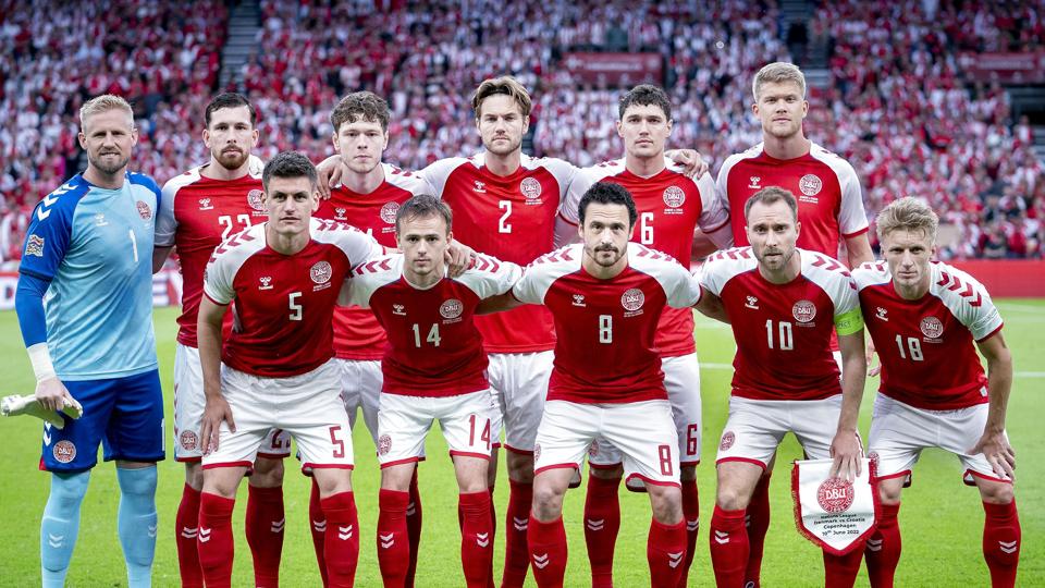 Det danske herrelandshold spillede fredag aften Nations League-kamp mod Kroatien i Parken. Uden for stadion var tusindvis af fans mødt op til storskærmsarrangement. Det gik dog så vildt for sig, at mandagens visning er aflyst, oplyser DBU. <i>Liselotte Sabroe/Ritzau Scanpix</i>