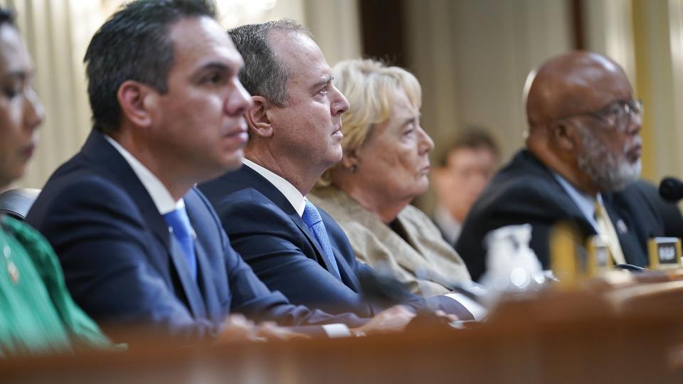 Demokraten Adam Schiff (i midten) mener, at justitsministeriet må undersøge enhver troværdig påstand om kriminel aktivitet fra Trumps side. <i>Andrew Harnik/Ritzau Scanpix</i>