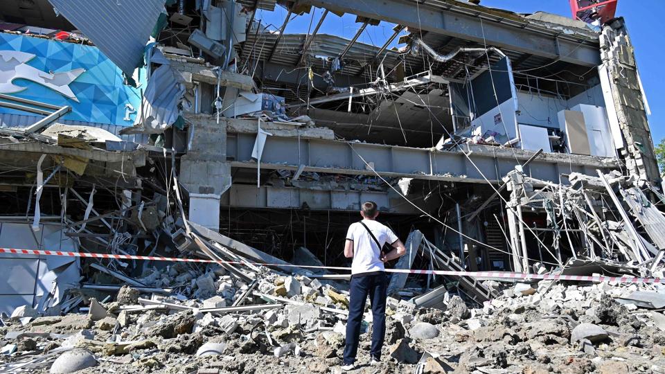 En mand ser på et stærkt beskadiget supermarked efter et raketangreb i Kharkiv 8. juni. <i>Sergey Bobok/Ritzau Scanpix</i>