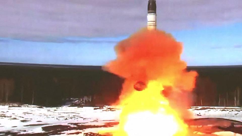 Antallet af atomvåben i verden står i det kommende årti til at vokse for første gang i 35 år. Blandt andet fordi de globale spændinger er blusset op under Ruslands invasion af Ukraine, konkluderer Sipri. Her ses testaffyringen af et interkontinentalt ballistisk missil af typen Sarmat fra Plesetsk i Rusland i april. <i>Handout/Ritzau Scanpix</i>