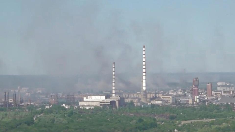 Sort røg over Azot-værket i Sjevjerodonetsk 9. juni. Omkring 500 civile har ifølge guvernøren i Luhansk søgt ly på værket. <i>Luhansk Region Police/Reuters</i>