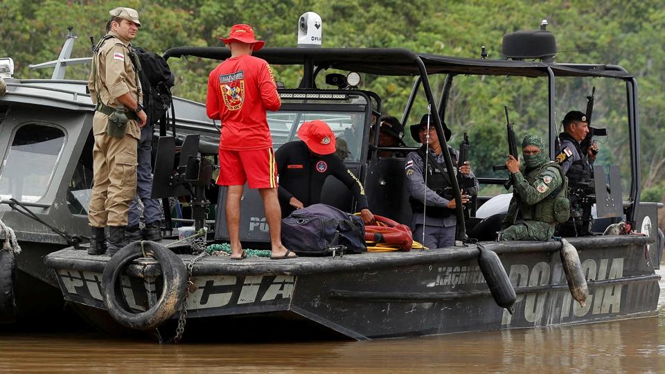 Politibetjente og eftersøgningsfolk leder efter Dom Phillips og Bruno Pereira, der har været savnet i Amazonas-regnskoven i Brasilien i en uge. <i>Bruno Kelly/Reuters</i>