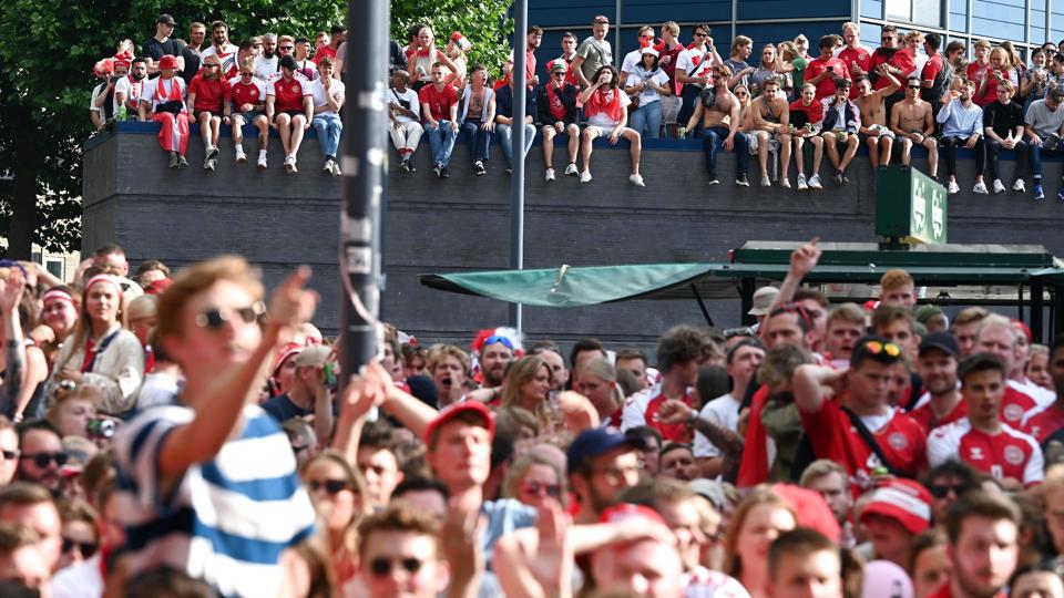 Vejret var med de danske fodboldfans under EM sidste år. Som her ved kampen mod Wales. Når Danmark mandag aften møder Østrig i Nations League, kan der dog komme regn. <i>Philip Davali/Ritzau Scanpix</i>