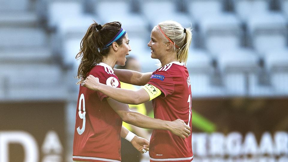 Nadia Nadim (tv.) og Pernille Harder har scoret et hav af mål i deres mange fælles landskampe. I 2017 førte de Danmark i EM-finalen. <i>Arkivfoto: Henning Bagger/Ritzau Scanpix</i>