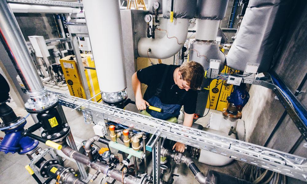 Smed fra Kemp & Lauritzen arbejder på én af de 35 vekslerunits. Smed fra Kemp & Lauritzen arbejder på én af de 35 vekslerunits.