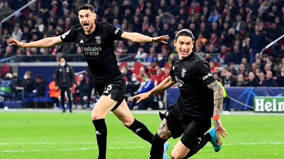 Darwin Nunez (th.), der her fejrer et mål mod Ajax, kan formentlig snart kalde sig Liverpool-spiller. (Arkivfoto) <i>Piroschka Van De Wouw/Reuters</i>