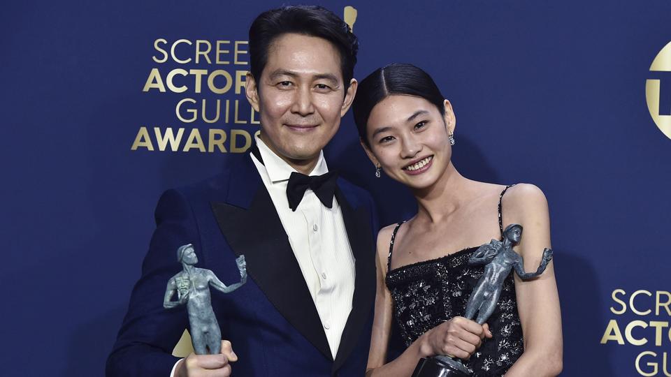 Lee Jung-jae (til venstre) vandt ved prisuddelingen Screen Actors Guild Awards i februar en pris for at spille hovedrollen Seong Gi-hun. Jung Ho-yeon (til højre) vandt for at spille rollen som Kang Sae-byeok. <i>Jordan Strauss/Ritzau Scanpix</i>