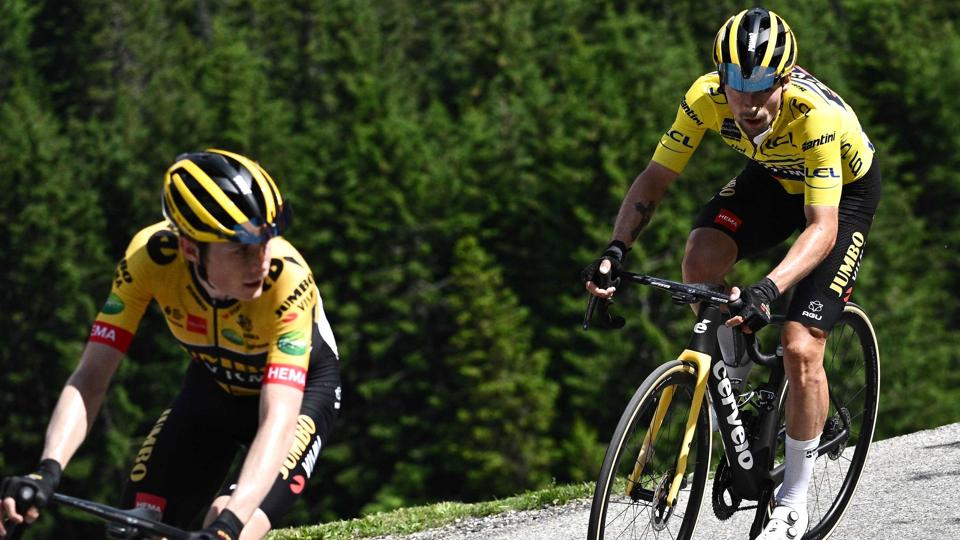 Jonas Vingegaard (forrest) vandt søndagens etape foran Primoz Roglic og har fået masser af selvtillid inden Tour de France. <i>Foto: Marco Bertorello/Ritzau Scanpix</i>