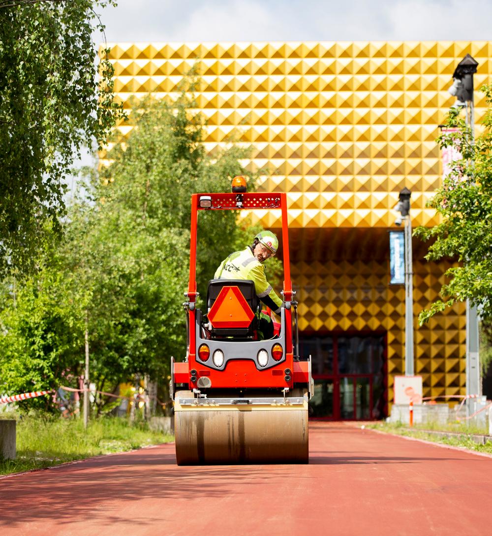 I juni 2022 lægges en særlig rød asfalt foran rockmuseet i Roskilde. I juni 2022 lægges en særlig rød asfalt foran rockmuseet i Roskilde.