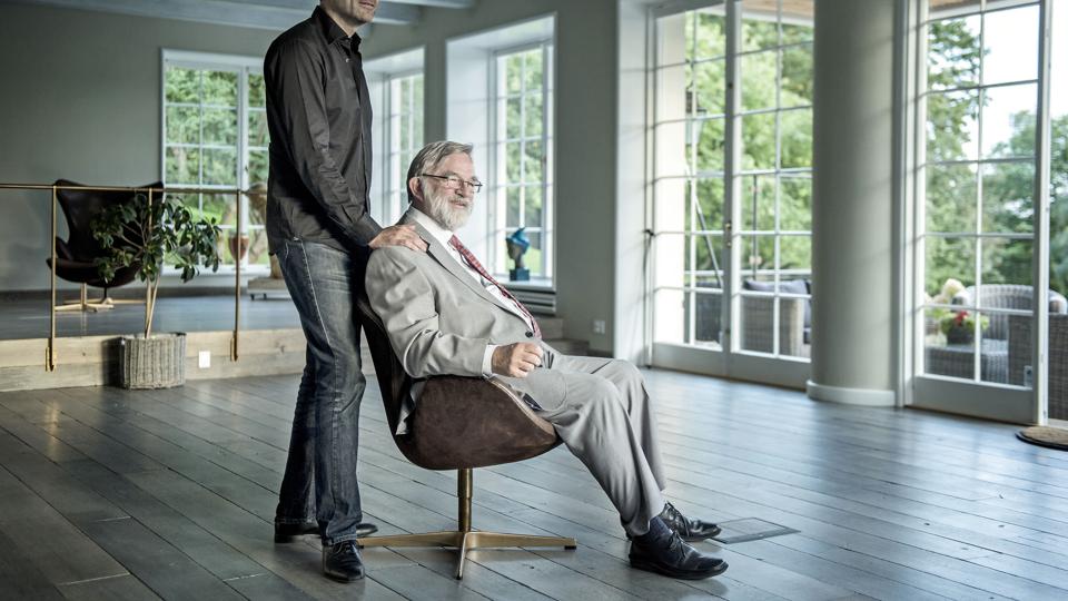Daell-familien har ifølge erhvervsmediet Finans taget det næste skridt i overdragelsen af Harald Nyborg-koncernen. Kurt Daell (siddende) har overdraget posten som bestyrelsesformand til sønnen Erling Daell (stående). De ses her sammen i 2014. (Arkivfoto). <i>Christian Liliendahl/Ritzau Scanpix</i>