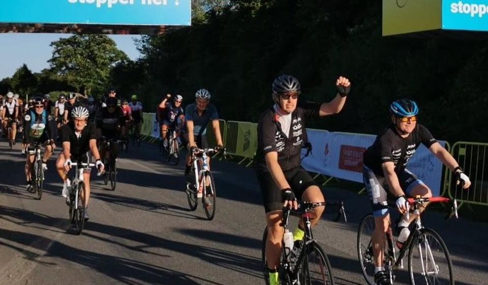 Lars Jensen og Kaj Sørensen (til højre) krydser målstregen efter den 200 kilometer lange "Tour de Storebælt" fra Roskilde til Nyborg. De deltog i løbet sammen med en tredje thybo, Søren Vestergaard, der var komme i mål lidt før. <i>Foto: Tour de Storebælt</i>
