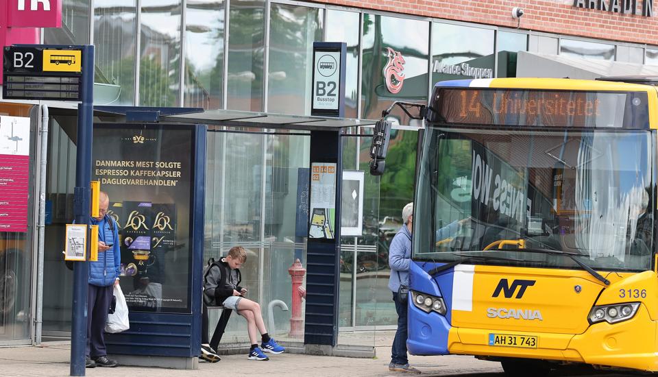 Der er flere tiltag på vej i den kollektive trafik for at få passagerrene tilbage i bybusserne i Aalborg, men rådmand mener, at de unge bør tage bussen. <i>Arkivfoto: Bente Poder</i>