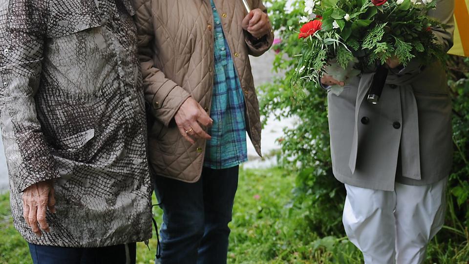 Borgmester Lene Kjelgaard Jensen (V), til højre, hilste fredag på de to engelske søstre, fra højre Margaret Balsom og Susan Nicolas, der kom til Fårtoft for at se mindestenen for deres morbror, som omkom her som RAF-soldat 1941. Foto: Diana Holm <i>diana.holm@nordjyske.dk</i>