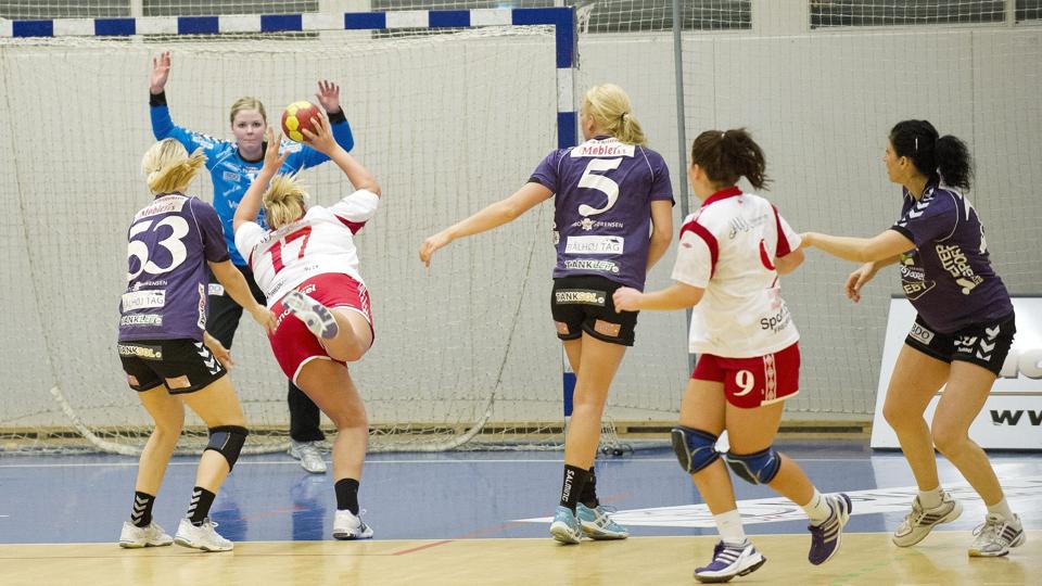 Strandby/Elling IF’s kvinder i aktion i et lokalopgør mod VH i 2. division i Bannerslundhallen. Fra årsskiftet satser SEIF på selv at eje og drive hallen i Elling.Foto: Peter Broen <i>Peter Broen</i>