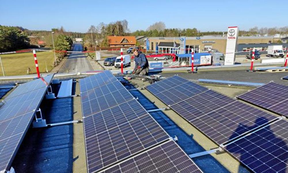 Toyota i Hadsund har fået solcelleanlæg på taget.