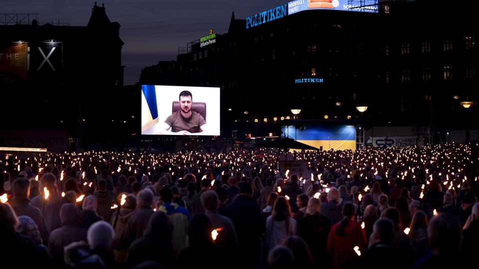 Ukraines præsident, Volodymyr Zelenskyj, der her ses give en tale på Rådhuspladsen, vil tirsdag afholde et pressemøde for danske journalister. (Arkivfoto). <i>Liselotte Sabroe/Ritzau Scanpix</i>