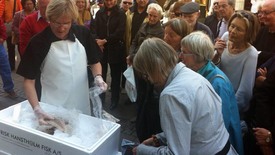 Interessen for Thy på Strøget er ubrudt. Fredag spenderede Hanstholm Fiskeriforening for anden gang gratis rødspætter. Turistchef Ole Riis Christensen delte dem ud. Foto: Lone Klitgaard