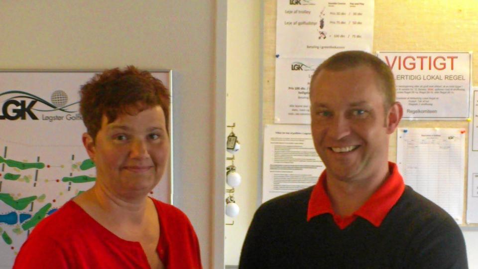 På billedet ses Henriette Kristoffersen efter matchen, hvor hun modtog en flaske whisky af Chris Palm på vegne af golfklubbens Hole In One sponsor Garant, Løgstør.