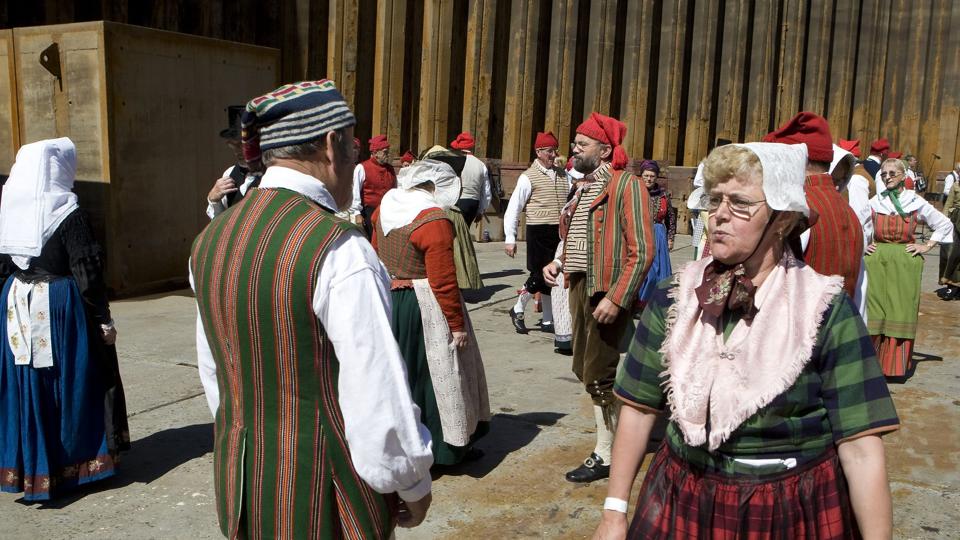 Der er folkedans i Tannisbugthallen hele weekenden. Foto: Kurt Bering