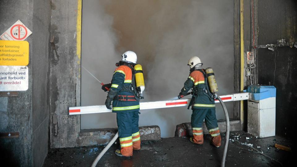 Brandfolkene kæmpede hele natten med ilden, og indsatsleder Elo Sørensen regner med at fortætte med bekæmpelsen mindst til fredag morgen. Foto: Jan Pedersen