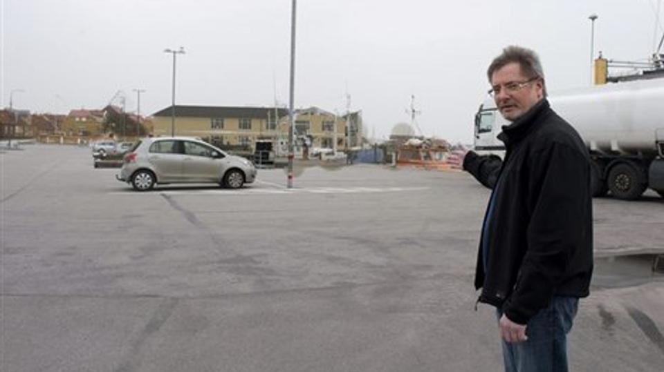 Erik Bach bryder sig ikke om, at en del af havnen i Sæby bebygges i op til fem etager. Hvor skal bådene være om vinteren, spørger han. Foto: Carl Th. Poulsen