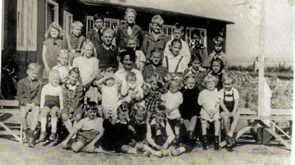 De lettiske børn gik i skole i lejren. Her er de samlet med deres lærerinde i midten.