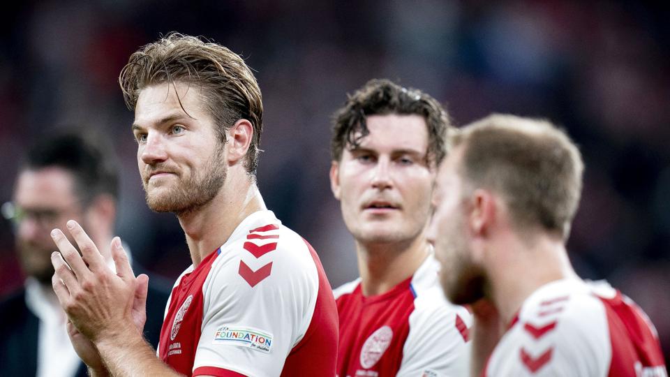 De mørbankede danske spillere siger her tak for kampen til fansene i Parken efter fredagens 0-1-nederlag til Kroatien. Efter den kamp har stamspillerne stort set ikke trænet før mandagens kamp mod Østrig. <i>Liselotte Sabroe/Ritzau Scanpix</i>