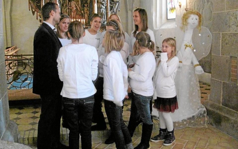 Englekoret fra Ø. Svenstrup og Torslev Kirke sammen med korleder og organist Henrik Leding Skøtt.