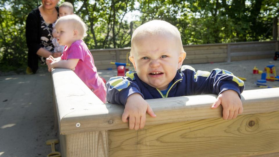 ”Hov! Hvad sker der her”? Axl Sloth Christensen tjekker fotografen ud, mens Milla Klint og Emilie Højer Bogner holder sig til sikkerheden hos Tuna Nielsen. Foto: Henrik Bo <i>Foto: Henrik Bo</i>