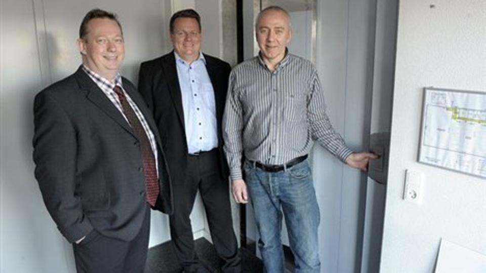 Formand for Ambu-dagene Jørn Jensen (t.v.) og næstformand Henrik Ravn Mortensen glædede formand for Rosendal Idrætsforum, Hans Olsen t.h.) med en check på 30.000 kr. Pengene skal bruges til den elevator, trekløveret har taget opstilling ved. Foto: Mi