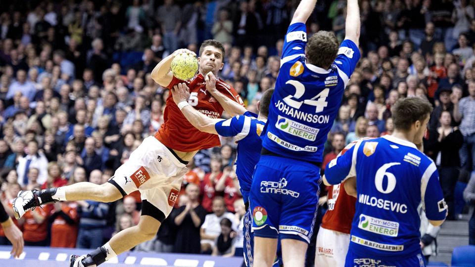 Kristian Kjelling - her i aktion mod Mors-Thy Håndbold - og Aalborg Håndbold skal op imod Team Tvis Holstebro i 1/8-finalerne i pokalturneringen, mens Mors-Thy skal møde DM-finalisterne fra Bjerringbro-Silkeborg.
Foto: Henrik Bo <i>Foto: Henrik Bo</i>