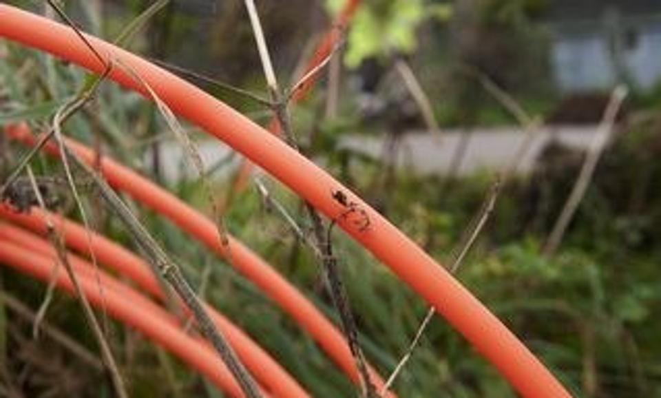 Der er stadig håb om at få de orange kabler, som giver adgang til fibernet, gravet ned i jorden ved Mou. Det mener en gruppe borgere, som kæmper for at skaffe nok tilslutning i hvert fald.
