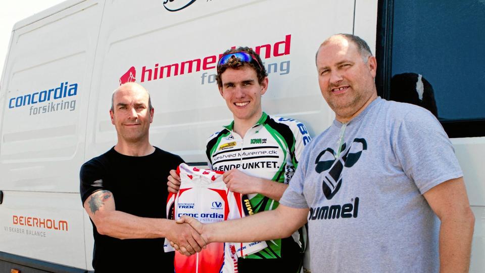 Andreas Rosenberg ( i midten) glæder sig til at køre for Team Concordia Forsikring Himmerland under ledelse af sportschef Rene Wenzel (til højre).
Foto: Sven Erik Sode