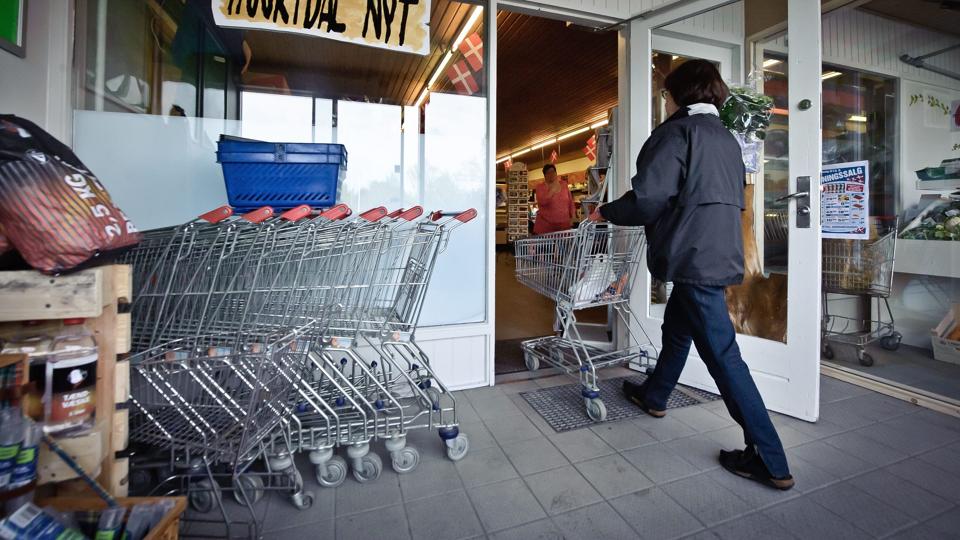 Hjortdal opgiver ikke sådan lige sin købmandsbutik, selv om den nu har stået tom nogle måneder. En arbejdsgruppe er klar med en model til an socialøkonomisk virksomhed, og hvis alt går vel, åbner butikken i august. Arkivfoto: Martin Damgård