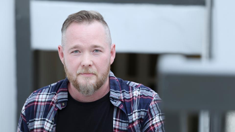 For fem år siden overvejede Jesper at sige farvel til alt, han kendte. Med hjælp fra venner, familie og professionelle vendte han sit liv om på hovedet, og i mandags fik han en medalje som udlært energispecialist. <i>Foto: Bente Poder</i>