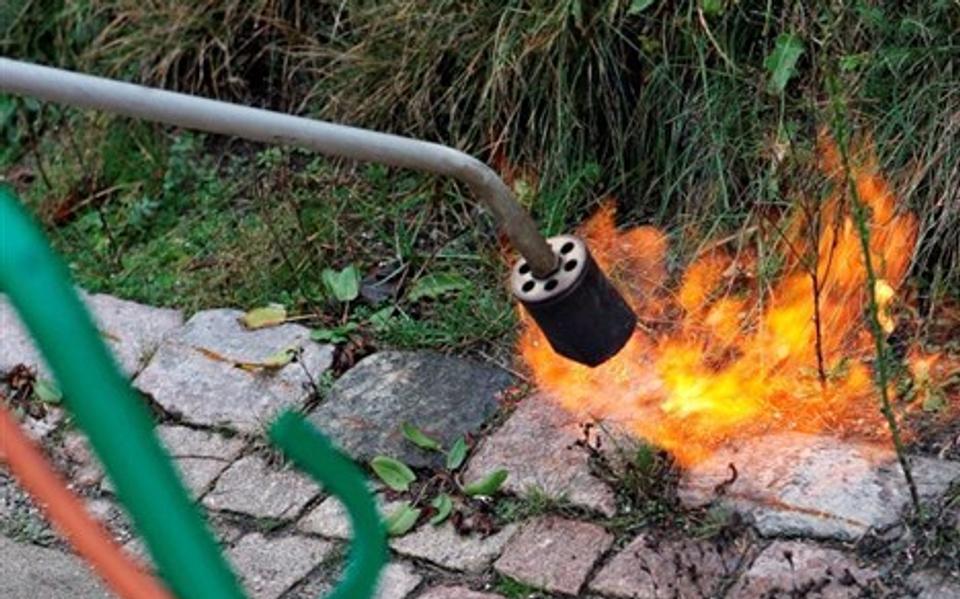 Det gik igen galt ved brug af ukrudtsbrænder.  <i>Arkivfoto: Grete Dahl</i>