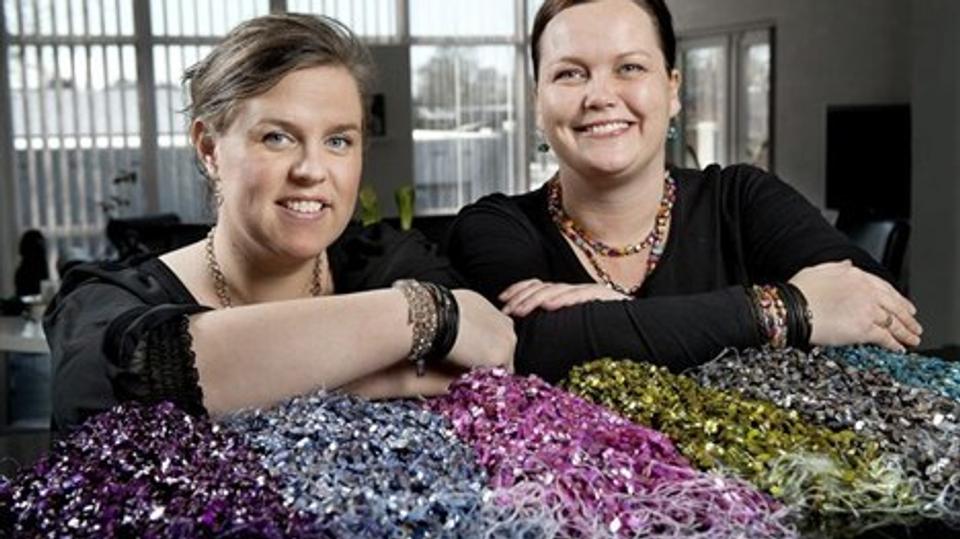 Malene Gade (tv) og Henriette Juul er indehavere af smykkefirmaet Gade og Juul Design, der blandt andet bruger shell-perler - rigtig mange shell-perler.