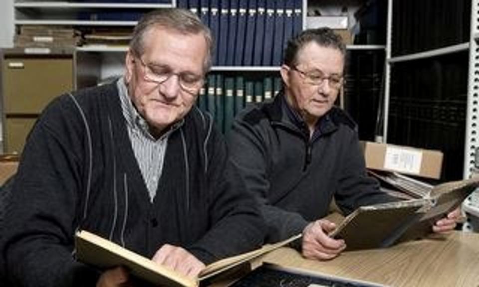 Arne Sørensen og Poul E. Jensen i arkivet i Haverslev, indrettet i en fløj af byens gamle realskole. Foto: Lars Pauli