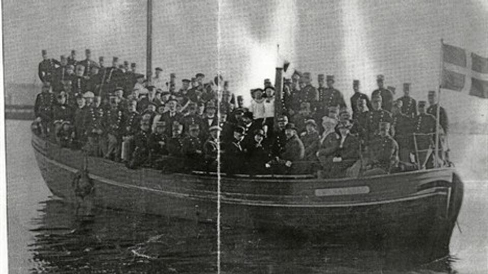 Foto af den rummelige "Gølbaaden" fra et af de tidlige år, hvor ejeren brugte ledige stunder til at sejle soldater ud på småture - dog forhåbentlig ikke i så stort antal som her. Båden sejlede i rutefart med gods og passagerer mellem Aalborg og Gjøl