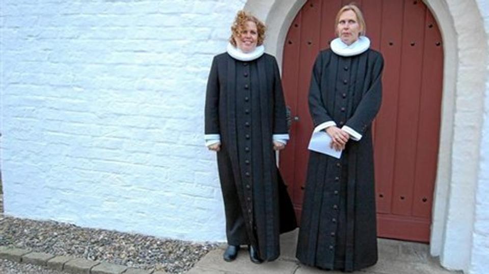 Provst Hanne Petersen (t.v.) indsatte Pia Abery Jacobsen i hele fire kirker - Løgstør, Aggersborg, Kornum og Løgsted.