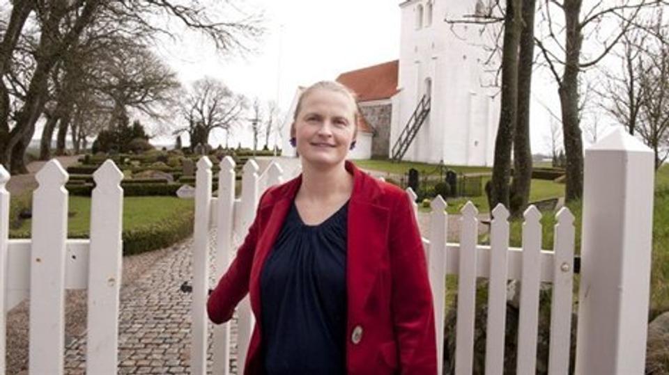 Sognepræst Therese Strand Nielsen vil sammen med menighedsrådene prøve at skabe nyt liv i pastoratets tre landsbykirker, her St. Brøndum Kirke. Foto: Grete Dahl